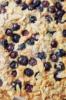 Heidelbeer-Mandelkuchen mit Puderzucker