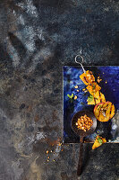 Gegrillte Obst-Spieße mit Erdnüssen