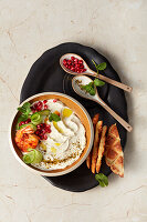 Fladenbrot mit Labnehcreme und Rosenharissa-Garnelen