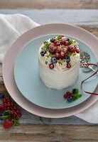 Mini-Törtchen mit veganer Quark-Sahnecreme und Sommerbeeren