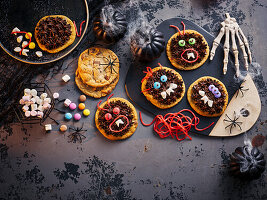 Halloween-Kekse in Monstergestalt mit Schokoladenfrosting