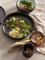 Cauliflower rice with green beans, onions and almonds