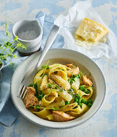 Ribbon noodles with chicken breast, peas and white asparagus