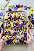 Brötchen mit essbaren Stiefmütterchen verziert