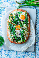 Pinsa with green asparagus and egg