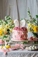 Rosa Buttercremetorte zu Ostern