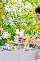 Rosa Buttercremetorte zu Ostern