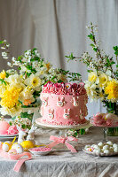 Rosa Buttercremetorte zu Ostern