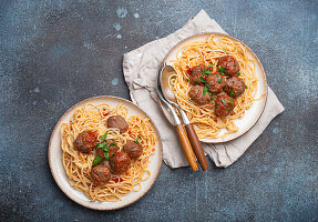 Spaghetti mit Fleischbällchen und Tomatensauce