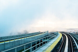 New York City, USA. In Rauch gehülltes Airtrain-Gleis am JFK Airport, Queens.