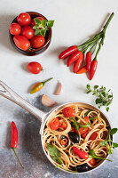 Spaghetti mit Kirschtomaten, Oliven und Chili