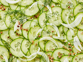 Gurkenscheiben mit Zwiebeln, Dill und Koriander