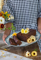 Rote-Bete-Schokoladenkuchen mit essbaren Blüten