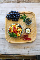 Obstsalat mit Pfefferminzpesto