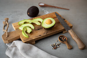 Geschnittene Avocado mit Pfefferkörnern