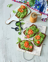 Erbsen-Minze-Pesto auf Röstbrot