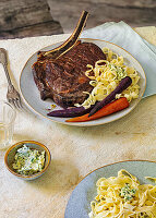 Tomahawk-Steak mit Pappardelle und bunten Möhren