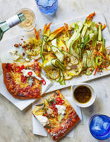 Marinierter Zucchini-Mandel-Salat mit Kapern und Pizza