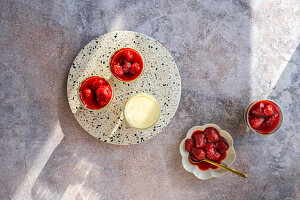 Zitronen-Posset mit Vanille-Erdbeeren