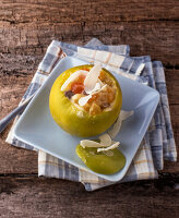 Gefüllter Apfel mit Kokosmilch und Trockenfrüchten