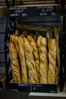 Baguettes in französischer Bäckerei mit Preistafeln