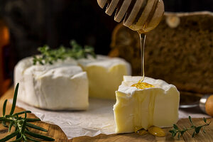 Brie-Käse wird mit Honig übergossen