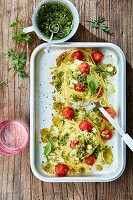 Überbackene Spaghettinester mit Tomaten, Mozzarella und Kräuterpesto