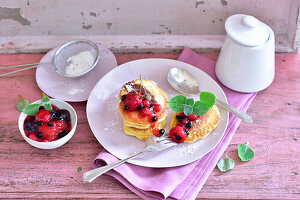 Süße Pancakes mit roter Grütze