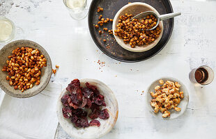 Rote-Bete-Chips, Chili-Kichererbsen, Cashewkerne in Tonka-Sesam-Honigkruste, Smoky Peanuts