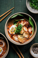 Ramen mit Austernpilzen, Nudeln und Pak Choi