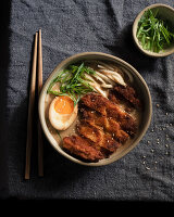 Ramen mit Hähnchen-Katsu, Nudeln und Frühlingszwiebeln