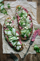 Vollkornbrot mit Rote-Bete-Hummus, Gurkenstreifen und Feta