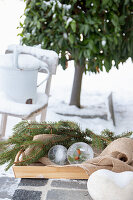 Weihnachtliche Eisdekoration mit Tannenzweigen im winterlichen Garten