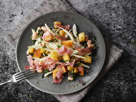 Weißer Bohnen-Brot-Salat mit Fenchel und Salami