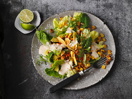 Röstmaissalat mit Tortilla-Chips und Caesar-Salatdressing