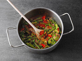 Gemüsesuppe kochen