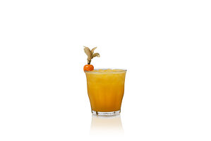 Frischer Orangensaft-Cocktail mit Physalis-Garnitur in einem Glas auf reflektierendem weißen Hintergrund