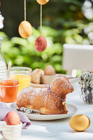 Osterlamm aus Biskuitteig mit Eierlikör
