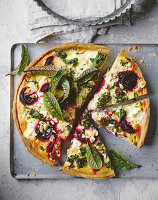 Rote-Bete-Grünkohl-Quiche mit Haselnüssen