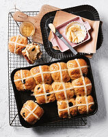 Hot Cross-Brioche mit Safran, Sauerkirschen und Pistazien