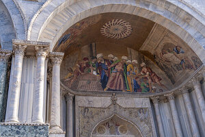 Mosaikkunst in einer Lünette an der Fassade des Markusdoms in Venedig,Italien. Dieses Mosaik stellt die Rückführung der Reliquien des Heiligen Markus von Ägypten nach Venedig dar.