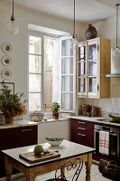 Landhausküche mit roten Unterschränken und Holzdetails