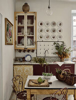 Essbereich in Landhausküche mit Wandteller-Dekoration und Vintage-Möbeln