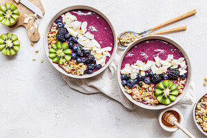 Acai-Bowl mit Kokoschips und Brombeeren