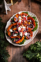 Grünkohlsalat mit Kürbis und Feta