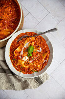 Vegane Lasagnesuppe mit frischer Kräutergarnitur