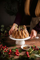 Lebkuchen-Gugelhupf mit Zuckerglasur und Cranberries