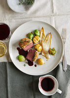 Hirschmedaillons mit Wacholder-Rosmarin-Kruste und Holunderjus