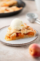 Aprikosen-Gitterkuchen mit Vanilleeis