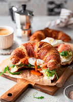 Croissant-Sandwiches mit Lachs, Ei und Rucola